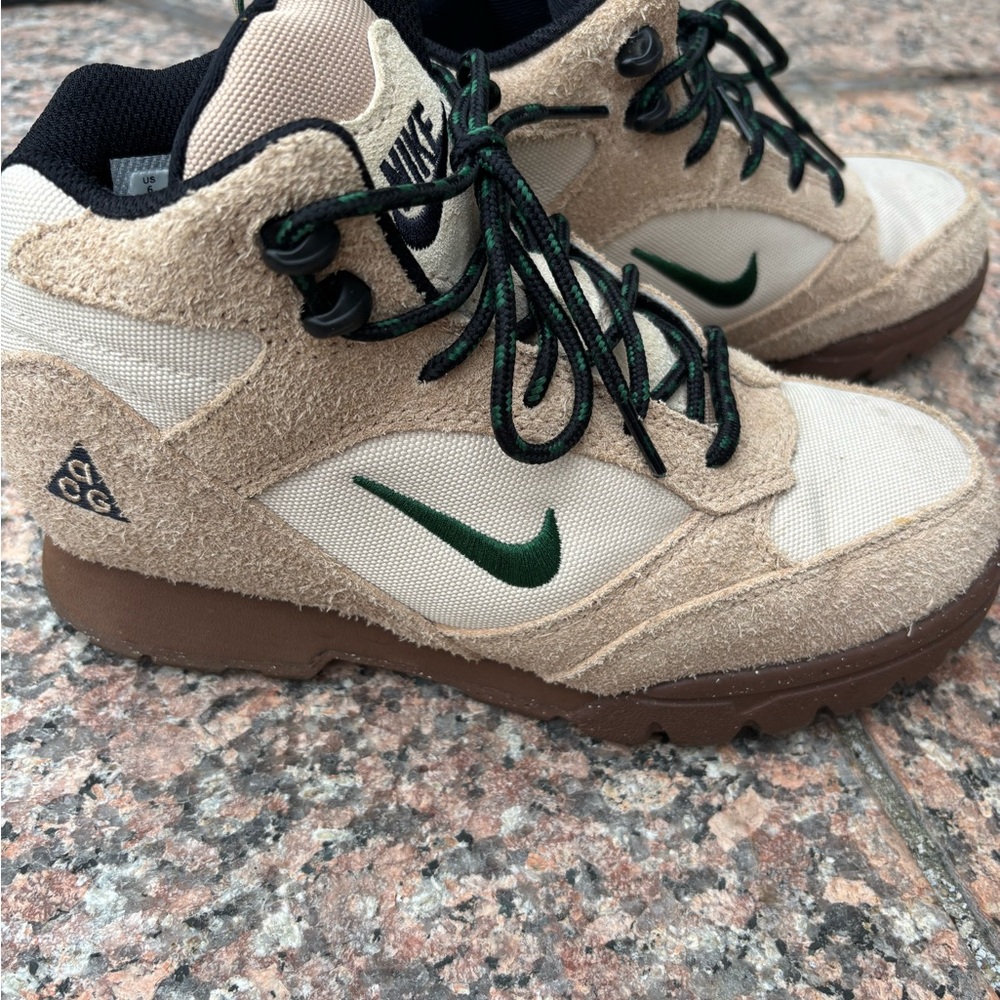 UNISEX Nike ACG Waterproof Boots  BEIGE / Green Men’s Size 6